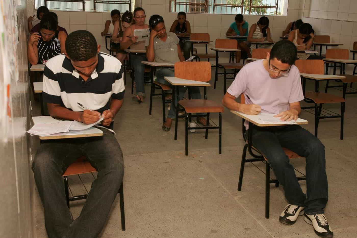 Examen en aula con estudiantes concentrados en sus pruebas.