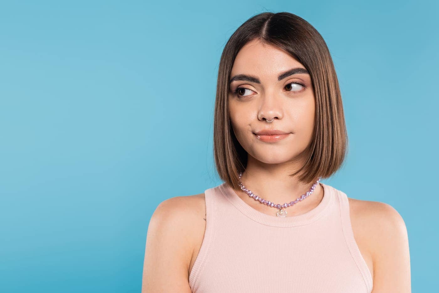 Pensamiento de mujer joven con fondo azul, estética moderna.