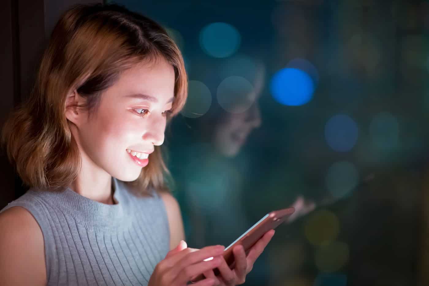 Reflexión filosófica en línea con mujer joven leyendo en su teléfono móvil.