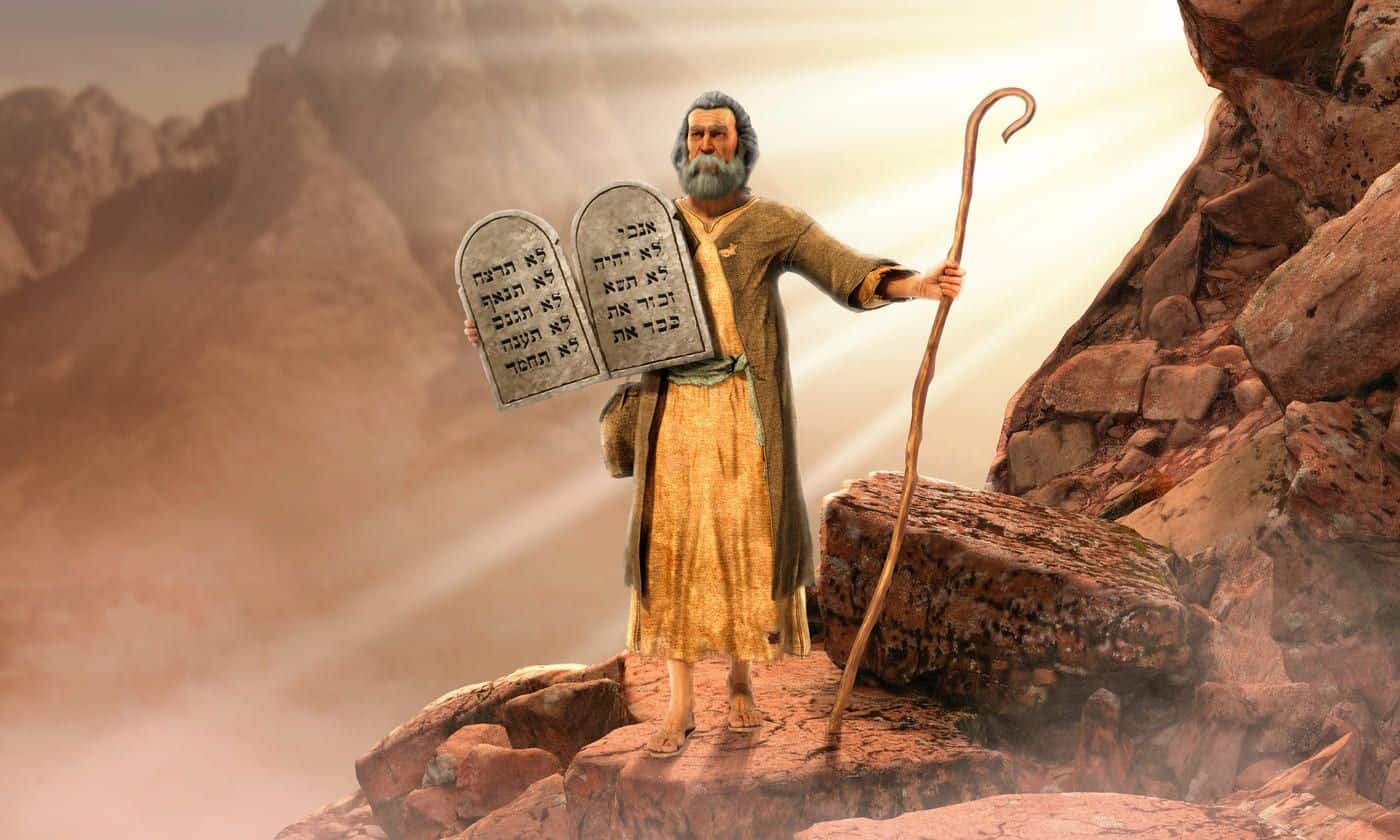 Sabio antiguo en montaña con tablets y bastón, reflexión filosófica en un paisaje rocoso y soleado.