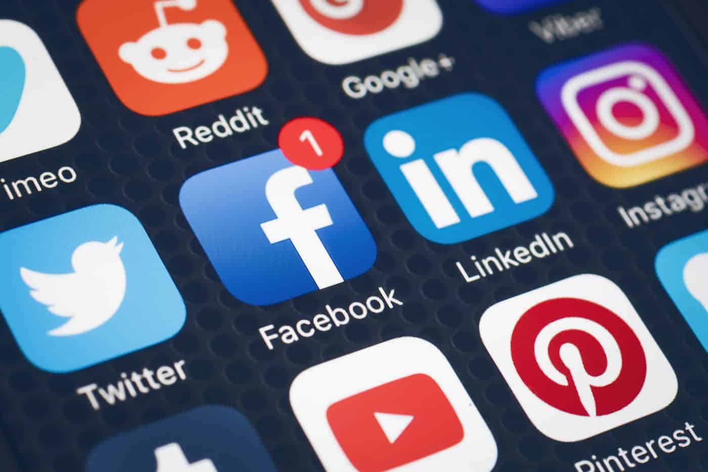 Redes sociales con iconos de Facebook, Twitter, LinkedIn, Instagram y Pinterest.