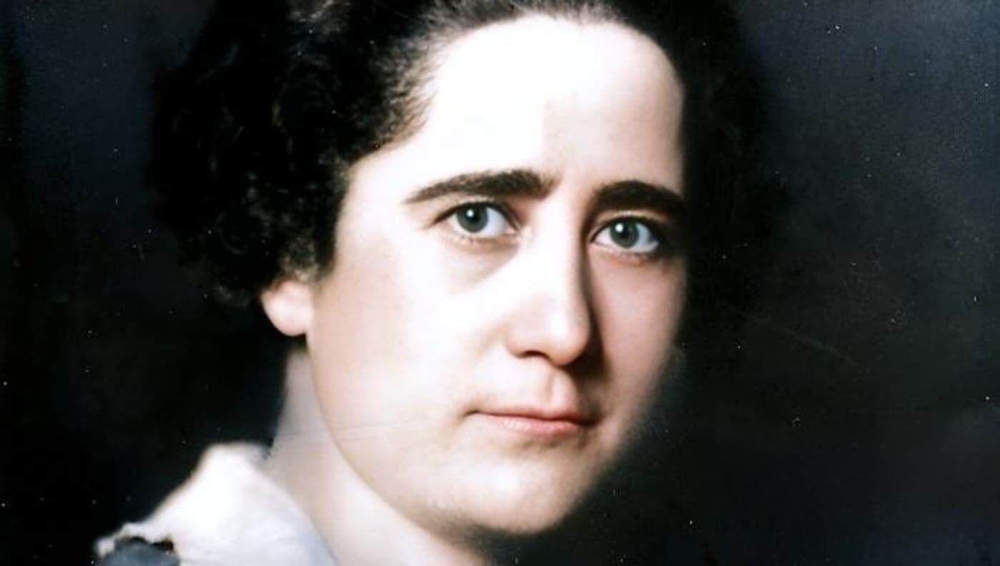 Pensadora destacada, imagen de una mujer con cabello rizado y ojos azules, símbolo de filosofía y reflexión.