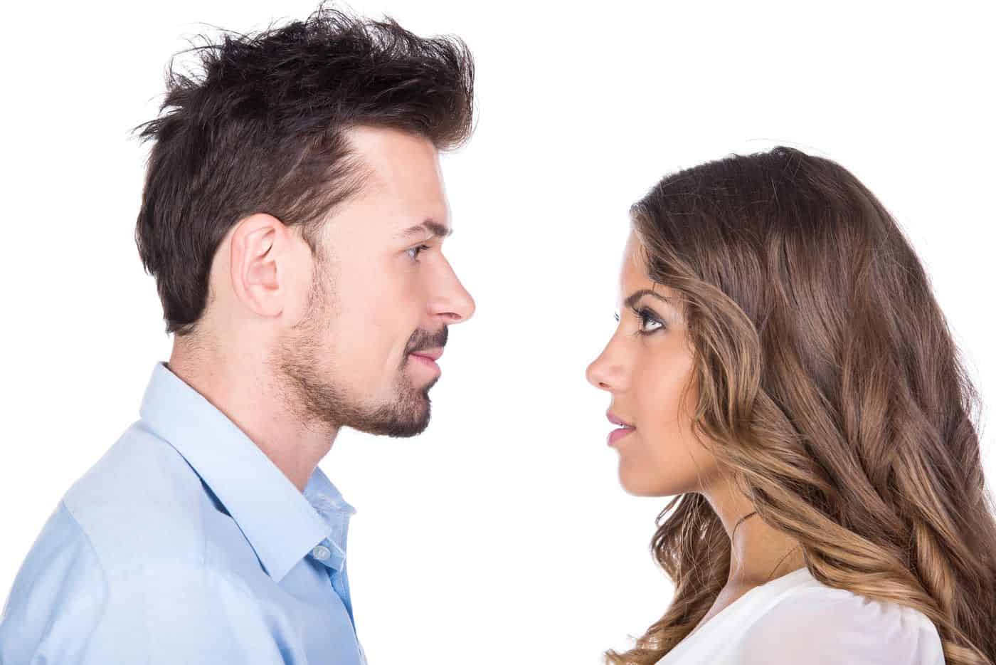 Reflexión filosófica sobre la interacción humana y la comunicación cara a cara.