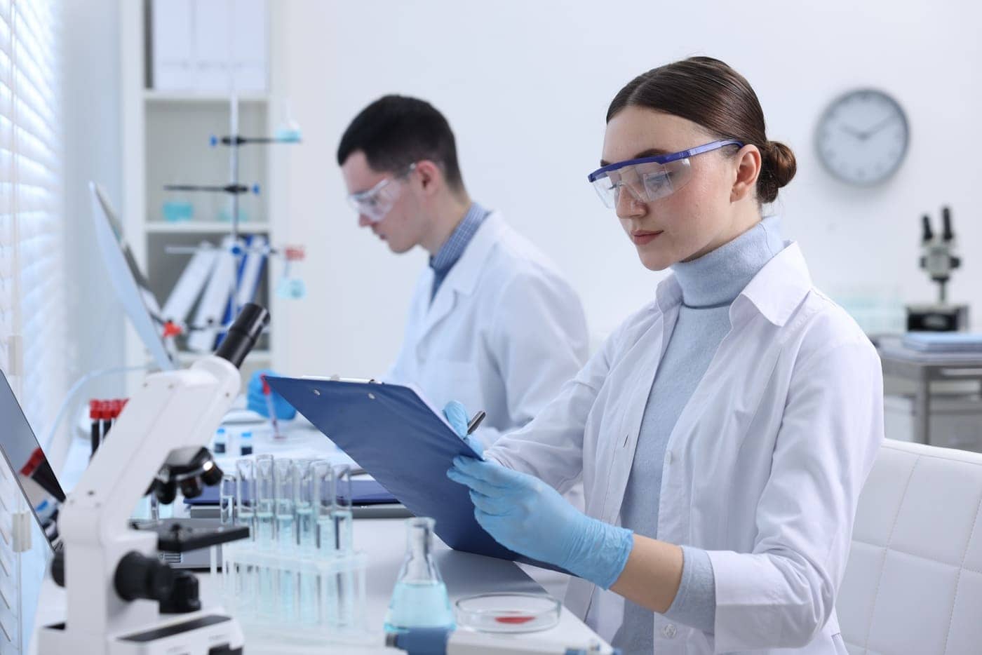 Investigadores en laboratorio realizando análisis científicos en un entorno de investigación.
