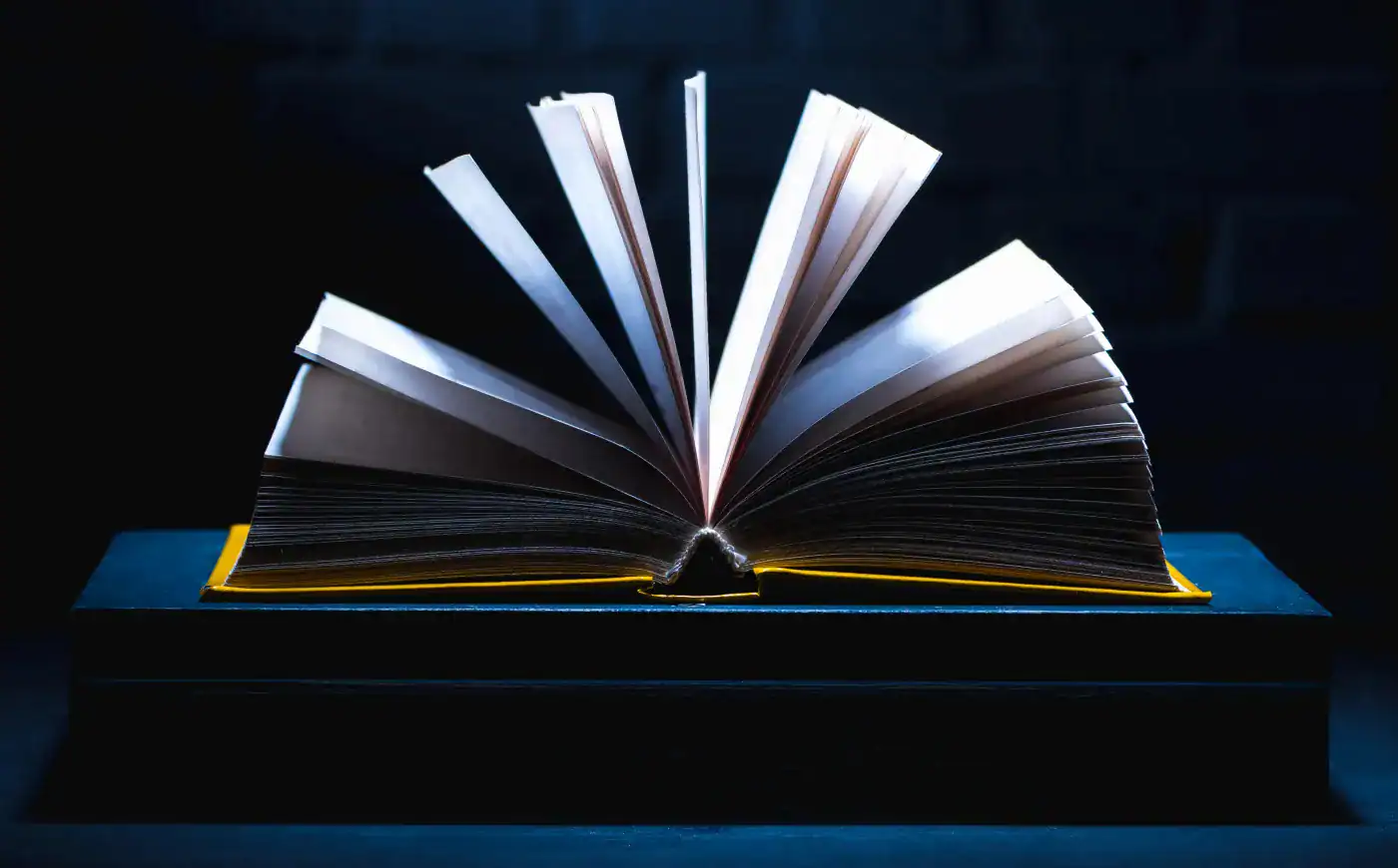 Sabiduría en libro abierto, símbolo de reflexión filosófica y conocimiento profundo en la plataforma Filosofía en la Red.