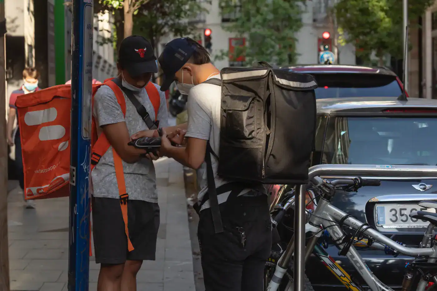 Rastreo de envíos con repartidores urbanos en una ciudad moderna.