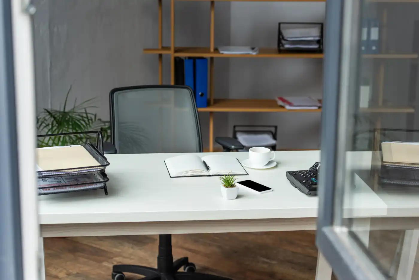 Oficina moderna con escritorio, sillas y accesorios de oficina ordenados y funcionales.