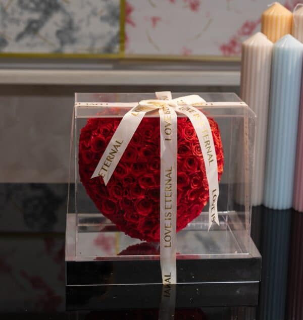 Aranjament inimă 3D din trandafiri criogenați în cupolă transparentă, cadou romantic elegant