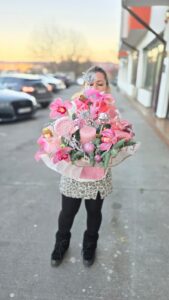 Aranjament cu brad natural în cutie de catifea roz, cu flori roz și elemente festive de Crăciun