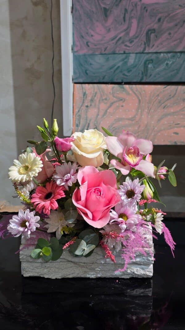 Aranjament floral pastel Pinkwood Elegance cu trandafiri, orhidee cymbidium, gerbera și crizanteme în cutie de lemn, realizat in atelierul Fleur Delire Râmnicu Vâlcea.