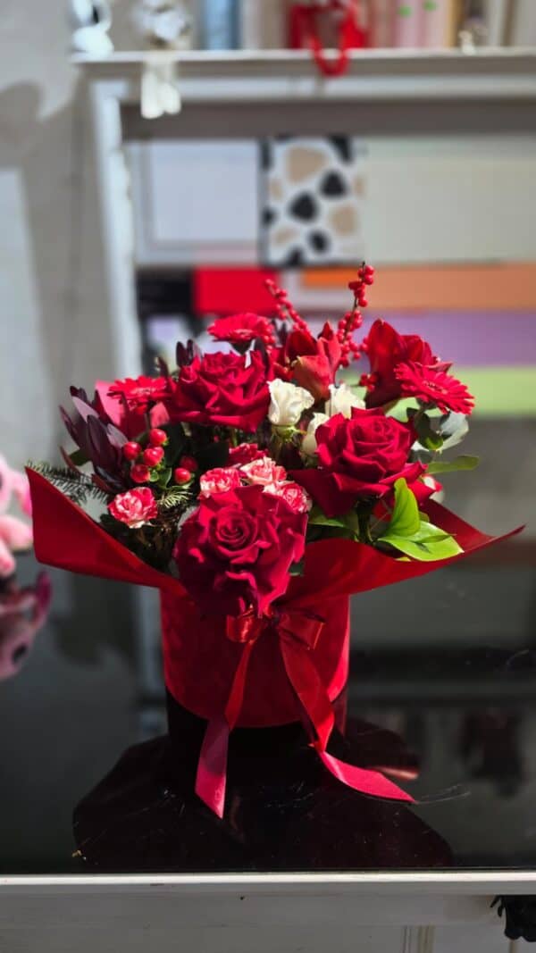 aranjament floral in cutie de catifea cu trandafiri speciali amarilis si mini trandafiri