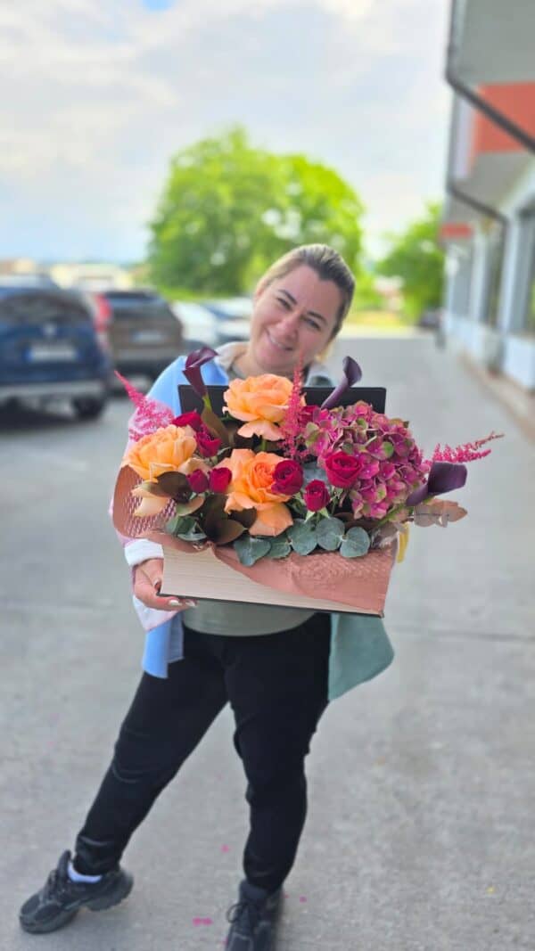 aranjament floral premium cu hortensie cale si trandafiri speciali