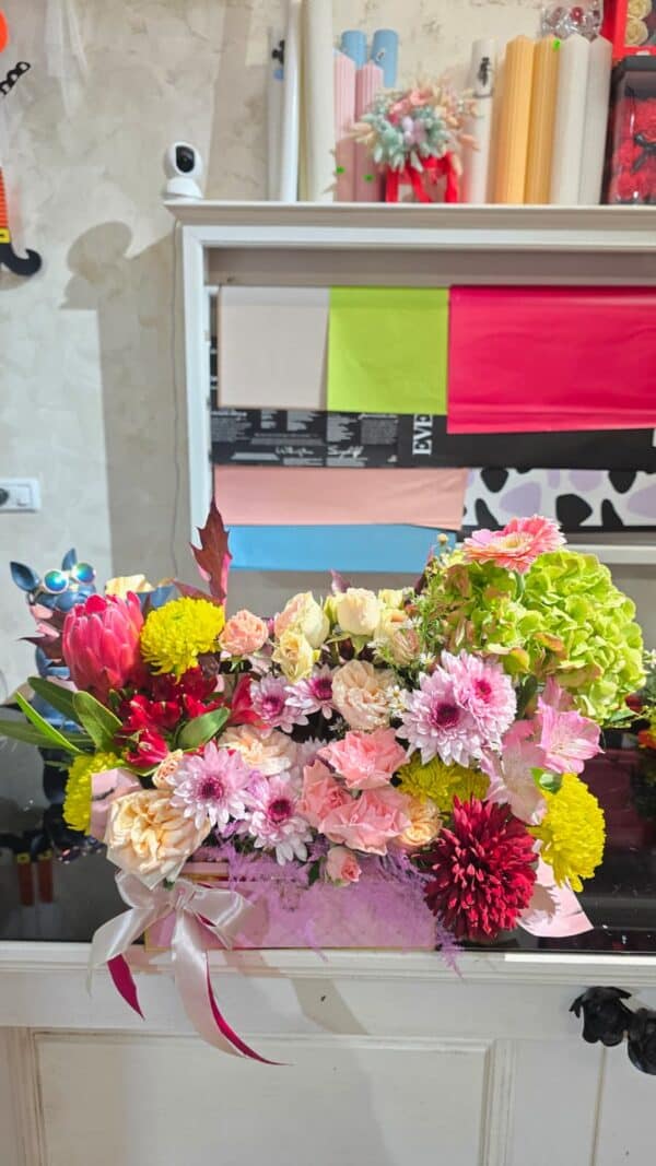Aranjament floral în cutie roz cu mix de flori fresh – trandafiri, crizanteme, hortensie, gerbera și protea, Fleur Delire Râmnicu Vâlcea