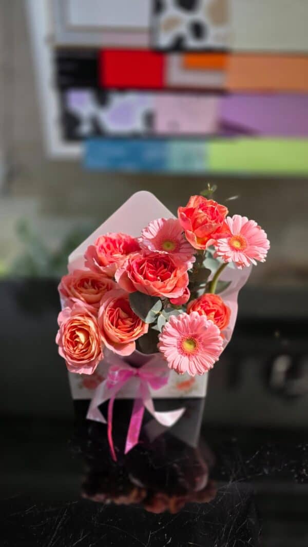 Aranjament floral elegant tip plic cu mini trandafiri garden și gerbera