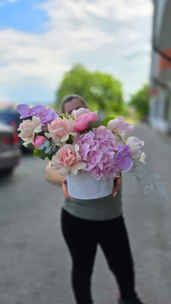 aranjament floral premium cu bujori hortensie si orhidee
