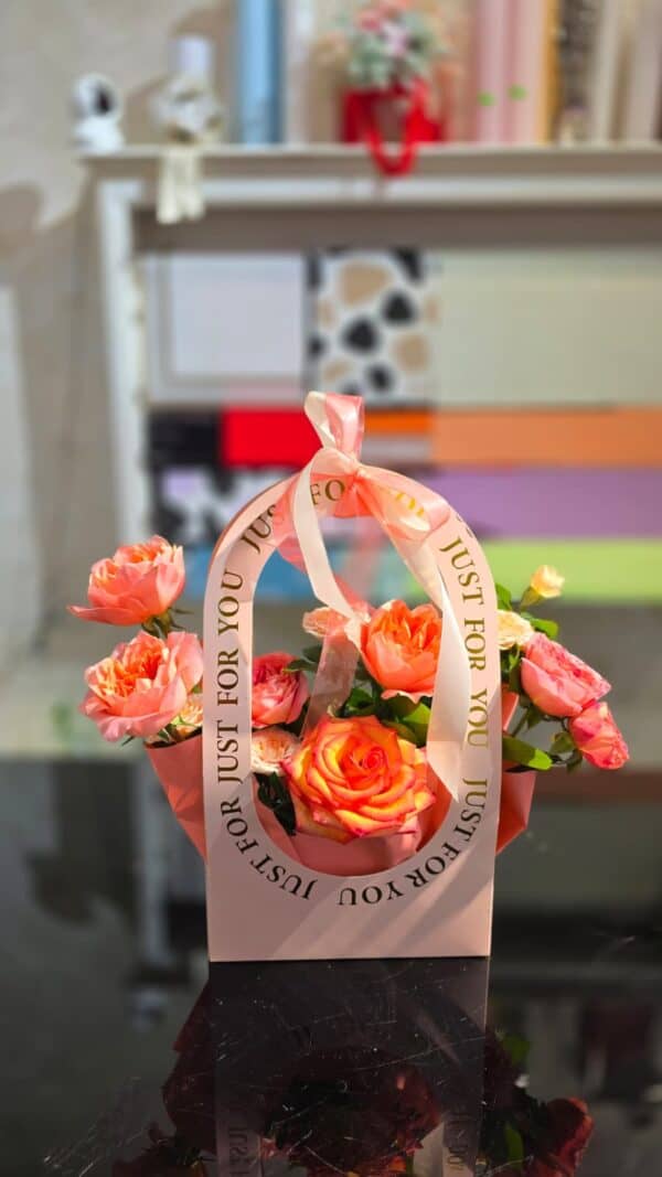 aranjament floral tip poseta cu mini trandafiri garden roz si trandafir special, cadou floral elegant