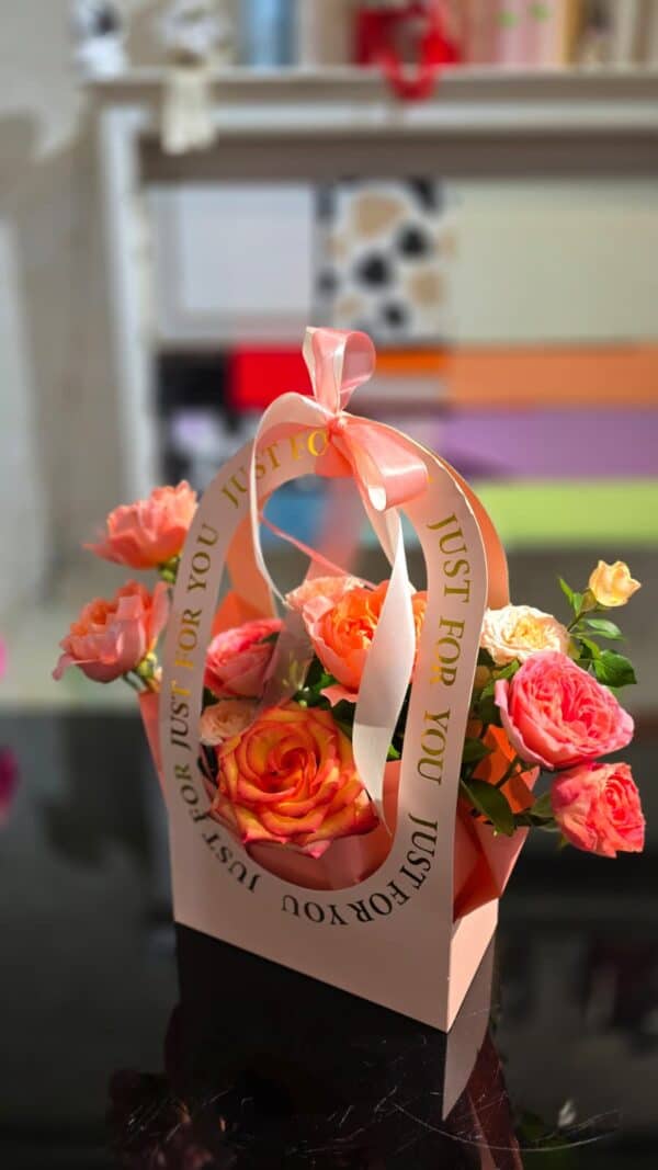 aranjament floral tip poseta cu mini trandafiri garden roz si verdeata decorativa, cadou floral premium