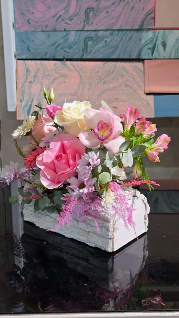 Aranjament floral pastel Pinkwood Elegance cu trandafiri roz, orhidee cymbidium și gerbera, în cutie decorativă de lemn.