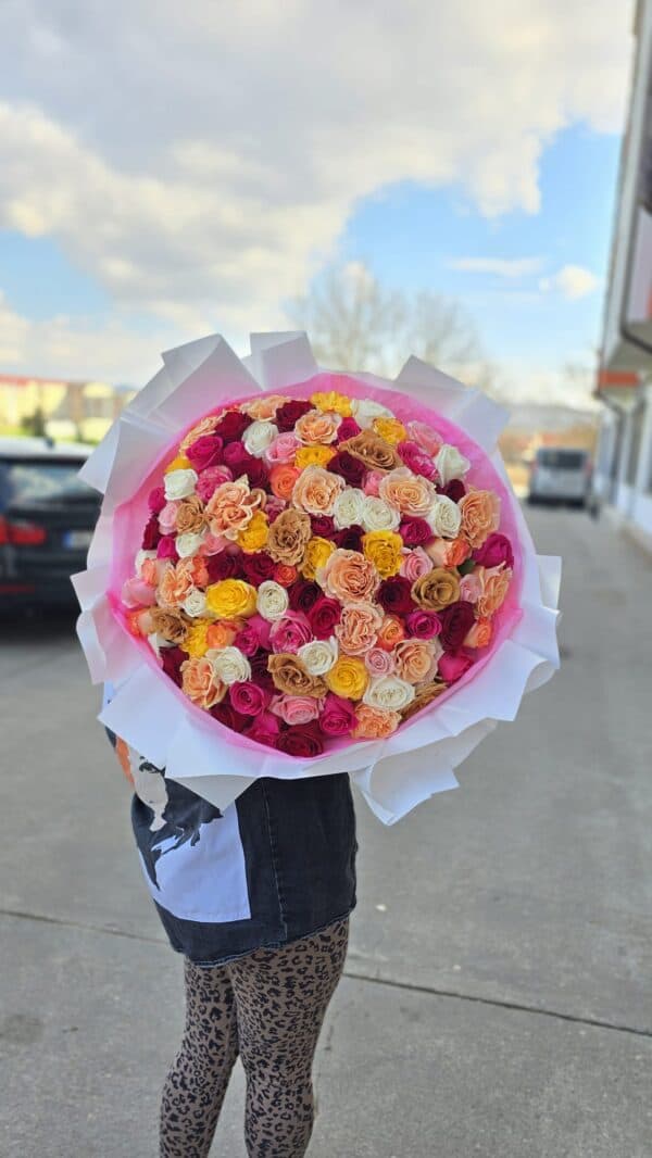 buchet cu 101 trandafiri colorați super premium în ambalaj elegant, buchet mare de trandafiri roșii roz crem galbeni, Fleur Delire Râmnicu Vâlcea