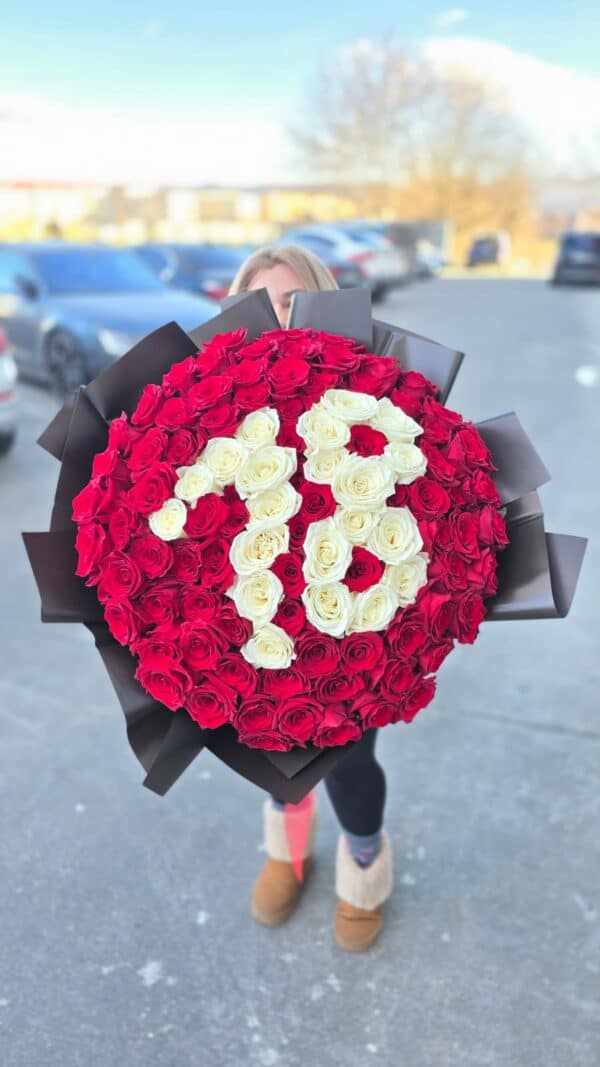 buchet aniversar cu 101 trandafiri naturali premium cu cifra 18 personalizata din trandafiri albi