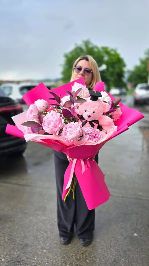 buchet premium cu bujori roz și ursuleț cu tocă