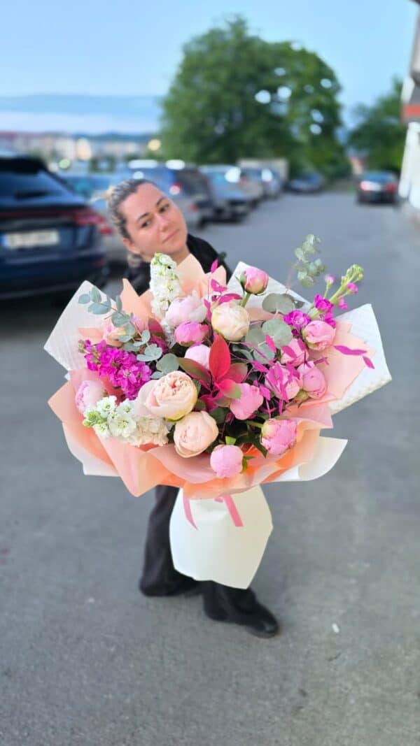 buchet premium cu 17 bujori parfumati alb si roz si matiola