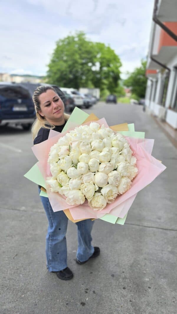buchet floral luxury cu bujori albi premium