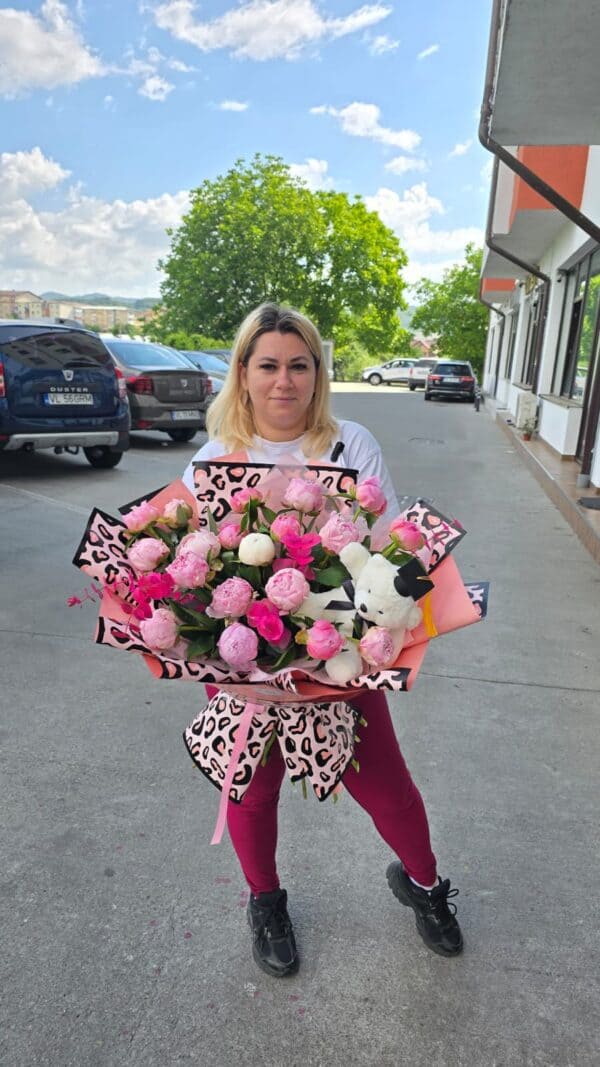 buchet luxury cu bujori roz și ursuleț decorativ