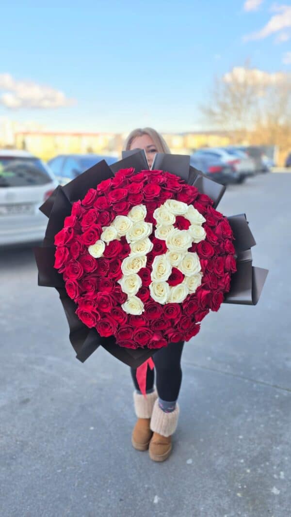 detaliu buchet 101 trandafiri naturali cu cifra personalizata din trandafiri