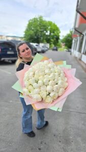 buchet premium cu 51 de bujori albi parfumați