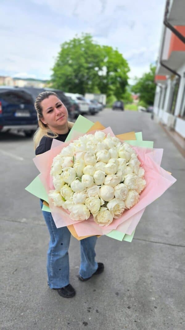 buchet premium cu 51 de bujori albi parfumați