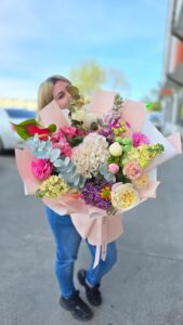 buchet colorat cu mix de flori parfumate premium