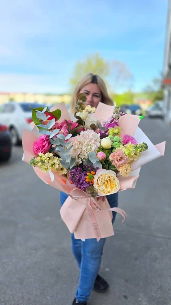 buchet floral luxury cu flori colorate și parfumate