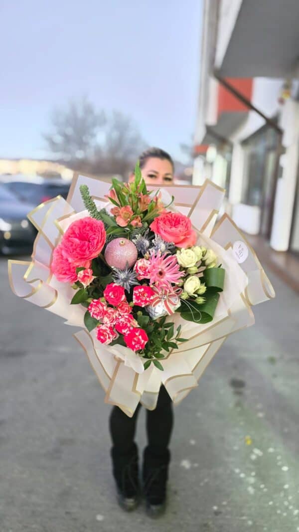 Buchet elegant cu mini trandafiri roșii cu pete albe, mini trandafiri albi, trandafiri roz parfumați, gerbera și alstroemeria