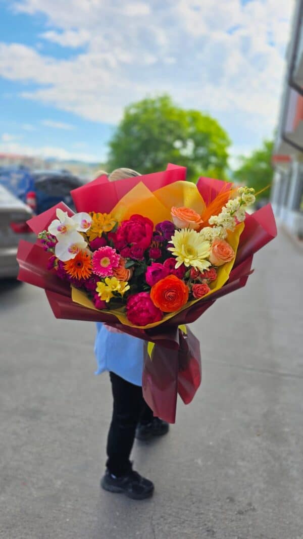 buchet colorat cu flori premium și bujori parfumați
