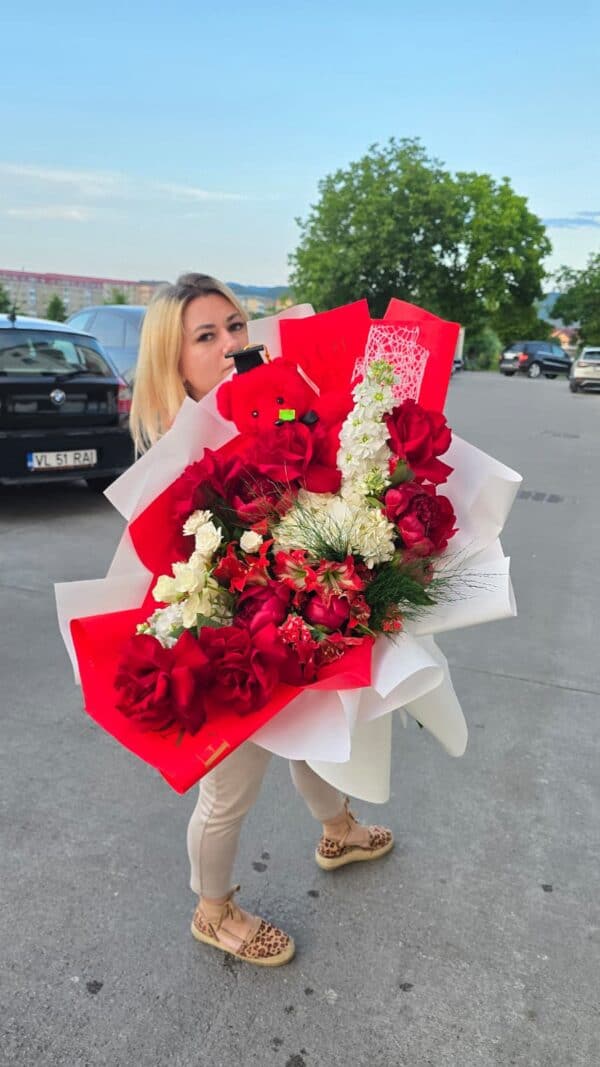 buchet floral roșu cu bujori și trandafiri premium