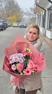 buchet flori roz cu trandafiri gerbera lisianthus crizanteme