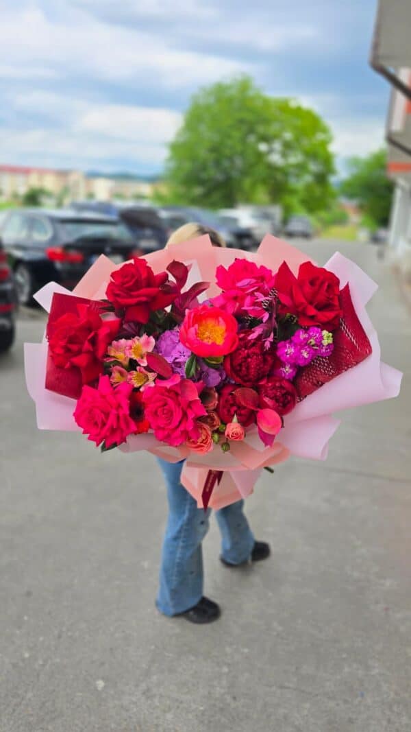 buchet premium cu trandafiri speciali si bujori parfumati