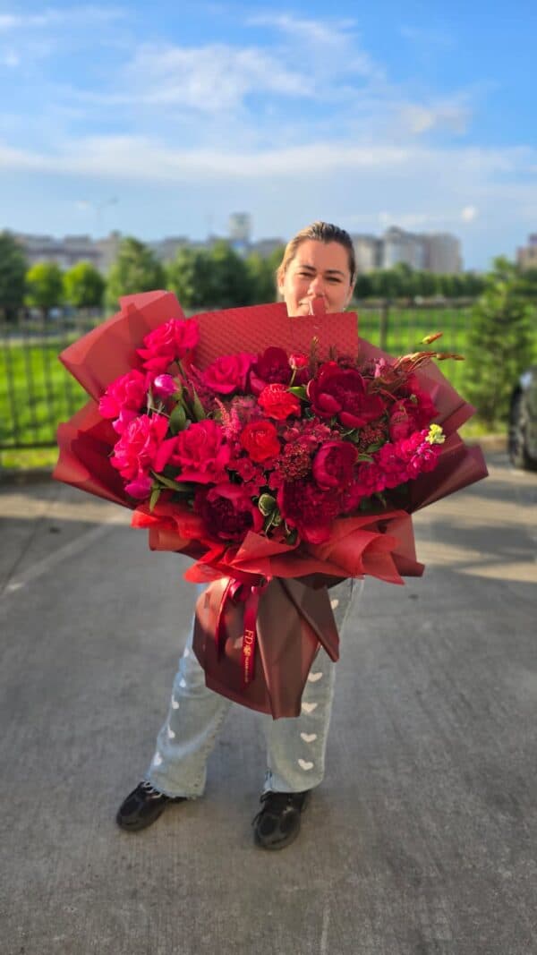 buchet mare premium cu bujori și trandafiri roșii parfumate