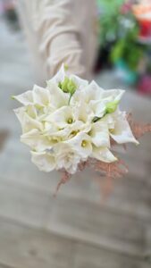 buchet mireasa cu cale albe si lisianthus alb design elegant premium
