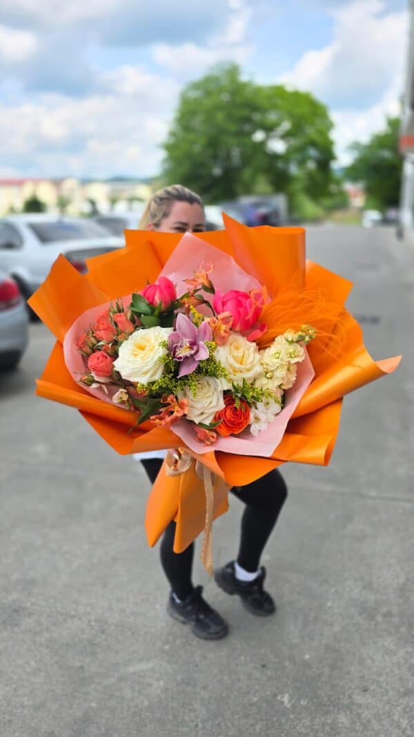 buchet premium cu flori parfumate în nuanțe vibrante