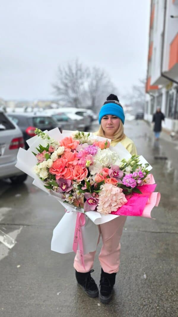 buchet mare cu mix de flori premium trandafiri hortensie orhidee si flori de sezon