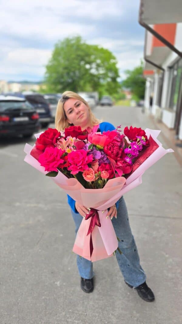 buchet elegant cu bujori, trandafiri premium si hortensie
