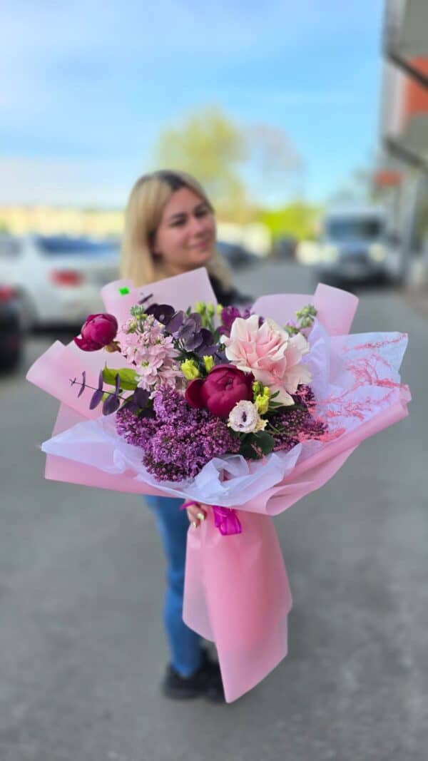 buchet colorat cu bujori și flori pastel premium