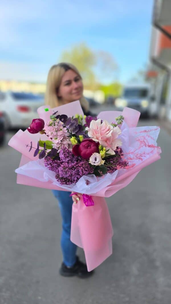 buchet parfumat cu bujori și mix de flori premium