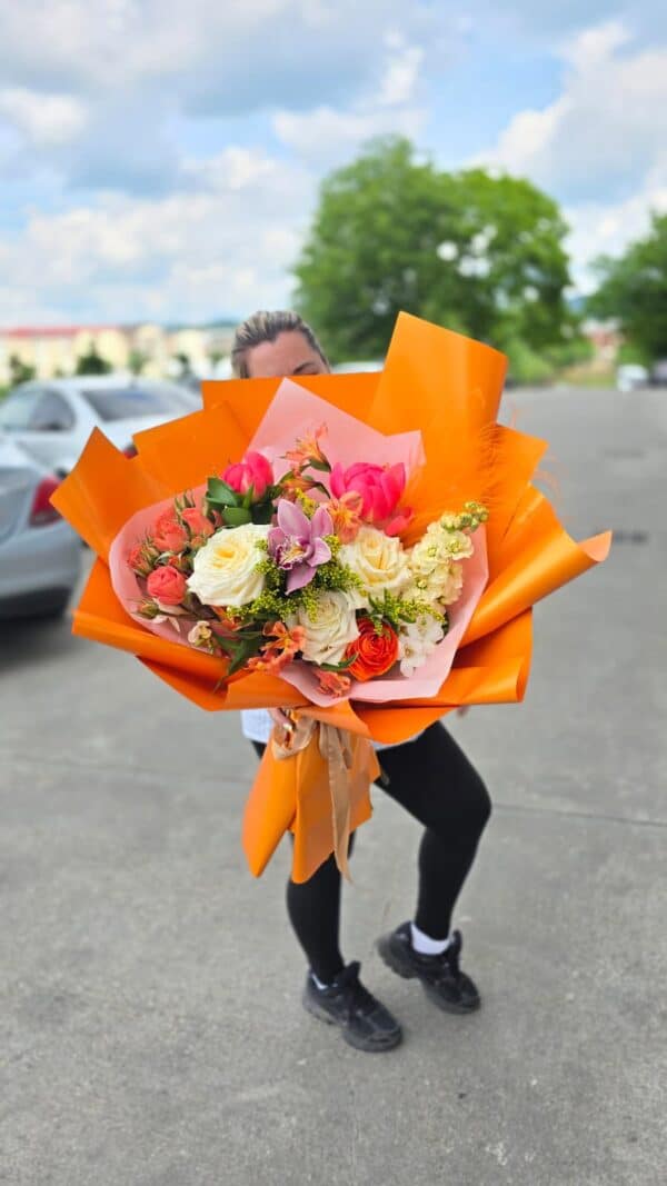 buchet floral elegant cu flori premium colorate și parfumate