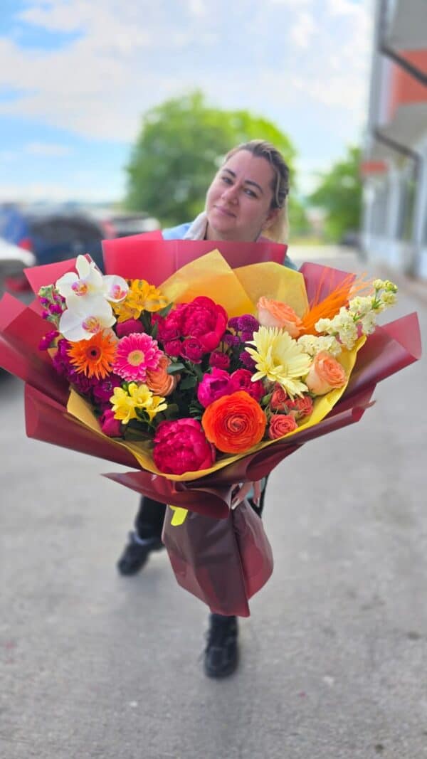 buchet floral premium cu mixt de flori parfumate și exotice