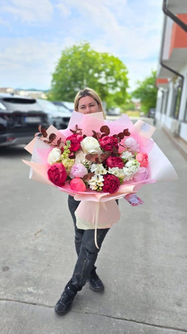 buchet elegant cu bujori premium, hortensie si matiola