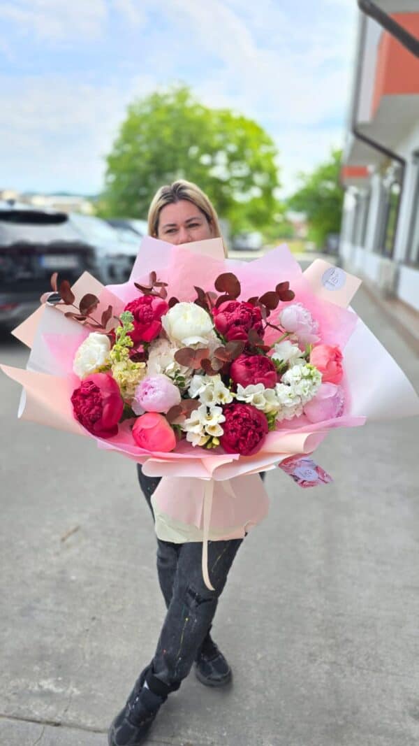 buchet premium cu 11 bujori parfumati si mix de flori elegante