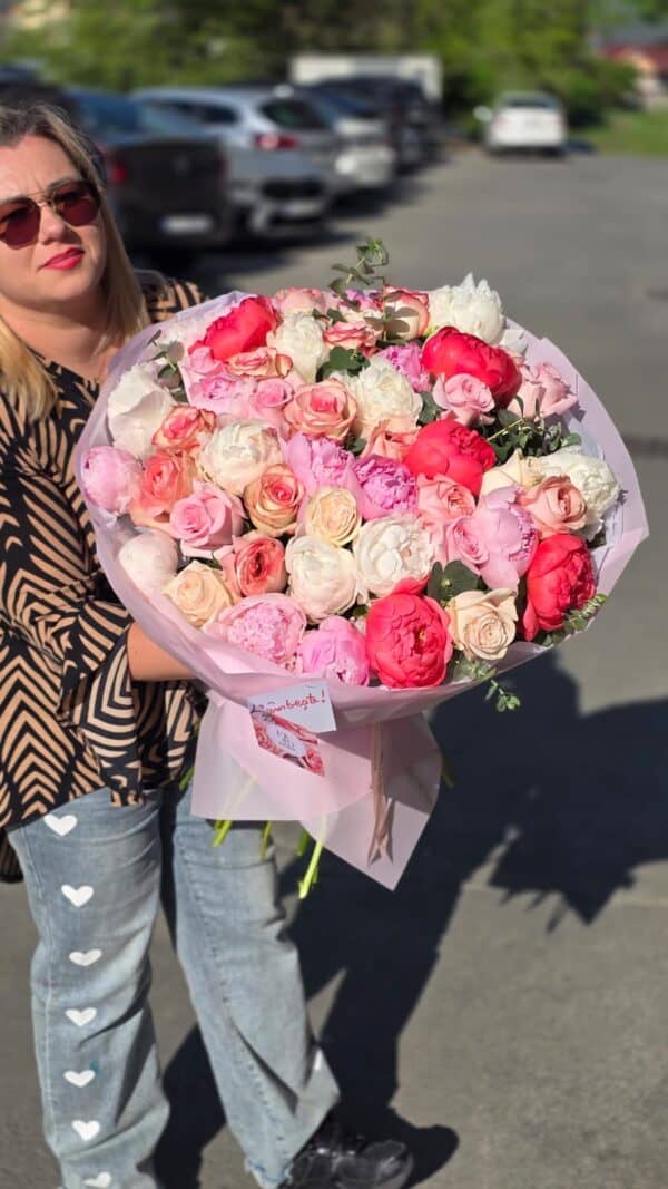 buchet premium cu 51 de flori parfumate și bujori roz
